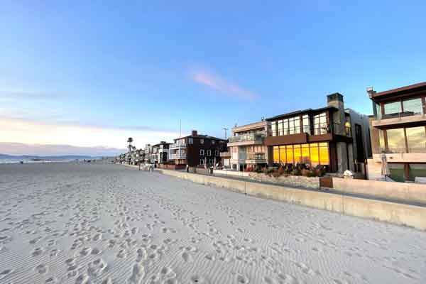 beachfront homes on the Strand in Hermosa Beach CA